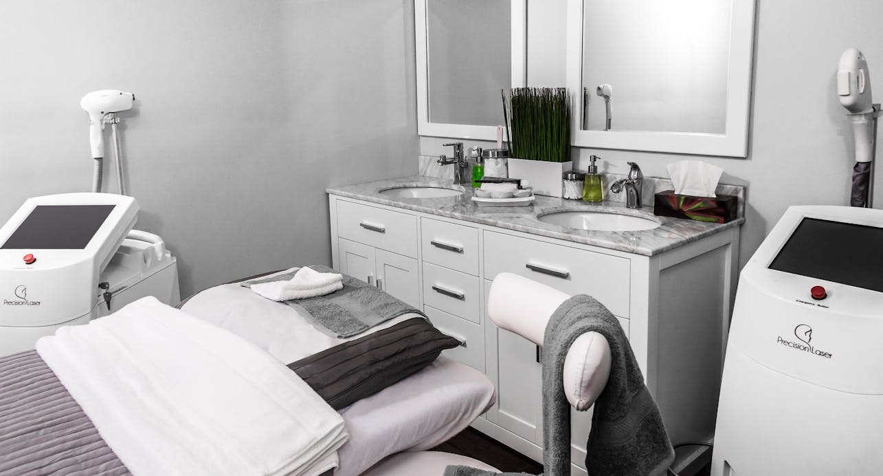 Explore a well-equipped aesthetic clinic room featuring modern spa amenities and equipment.